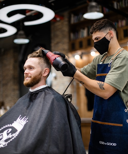 Coupe homme au rasoir chez le barbier